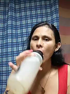Snapshot of yuliitza4 chatting on June 19, 12:48 am yuliitza4 online show from June 19, 12:48 am