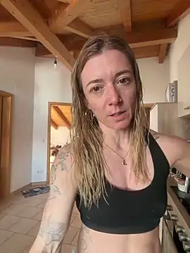 Snapshot of FitAnna chatting on March 7, 12:13 pm FitAnna online show from March 7, 12:13 pm