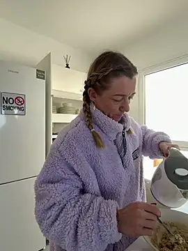 Snapshot of FitAnna chatting on March 9, 7:01 am FitAnna online show from March 9, 7:01 am