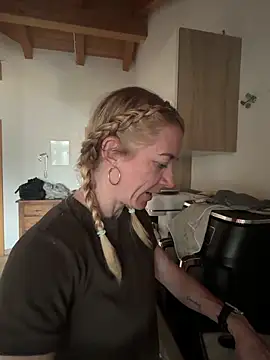 Snapshot of FitAnna chatting on March 18, 4:21 pm FitAnna online show from March 18, 4:21 pm