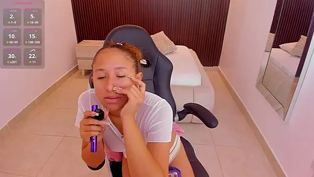 Snapshot of LESLYSIMPSON chatting on June 14, 7:49 pm LESLYSIMPSON online show from June 14, 7:49 pm