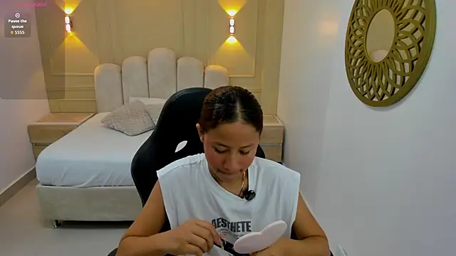 Snapshot of LESLYSIMPSON chatting on June 19, 7:28 pm LESLYSIMPSON online show from June 19, 7:28 pm