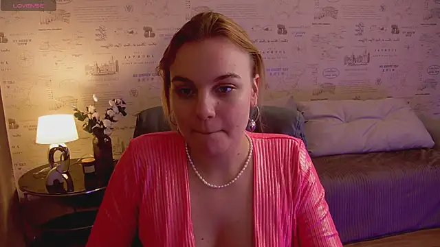 Snapshot of Glow_Margo chatting on May 7, 1:11 am Glow Margo online show from May 7, 1:11 am