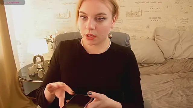 Snapshot of Glow_Margo chatting on June 6, 1:00 am Glow Margo online show from June 6, 1:00 am