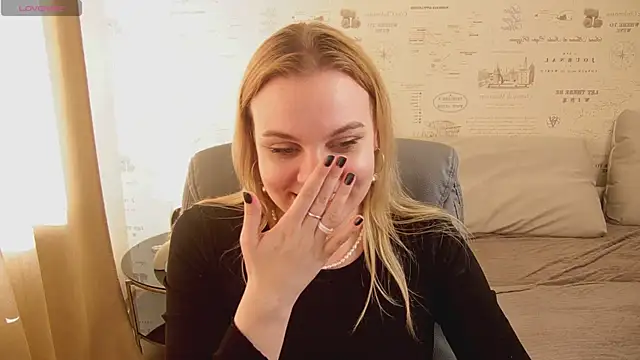 Snapshot of Glow_Margo chatting on June 7, 1:10 am Glow Margo online show from June 7, 1:10 am