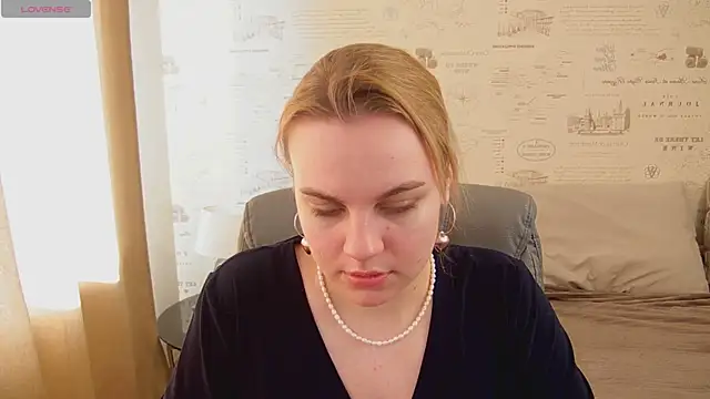 Snapshot of Glow_Margo chatting on June 8, 1:20 am Glow Margo online show from June 8, 1:20 am