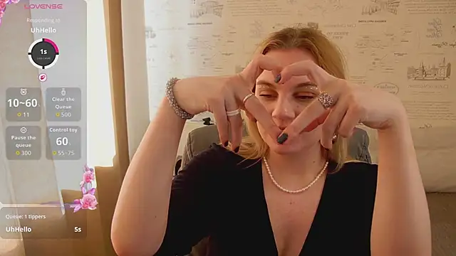 Snapshot of Glow_Margo chatting on June 15, 1:19 am Glow Margo online show from June 15, 1:19 am