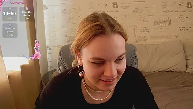 Snapshot of Glow_Margo chatting on June 18, 1:17 am Glow Margo online show from June 18, 1:17 am