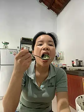 Snapshot of Ivy_Trix2 chatting on May 6, 2:40 am Ivy Trix2 online show from May 6, 2:40 am