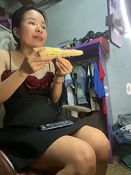 Snapshot of Ivy_Trix2 chatting on May 8, 3:34 am Ivy Trix2 online show from May 8, 3:34 am