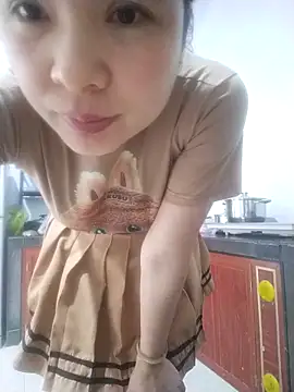 Snapshot of Ivy_Trix2 chatting on May 9, 3:56 am Ivy Trix2 online show from May 9, 3:56 am
