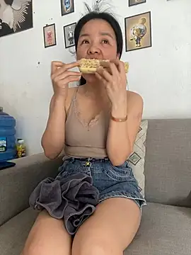 Snapshot of Ivy_Trix2 chatting on May 23, 1:44 am Ivy Trix2 online show from May 23, 1:44 am