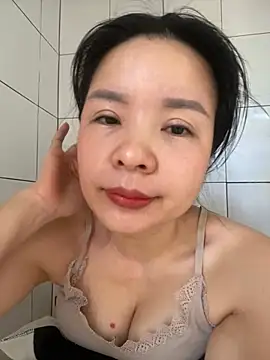 Snapshot of Ivy_Trix2 chatting on June 1, 1:18 am Ivy Trix2 online show from June 1, 1:18 am