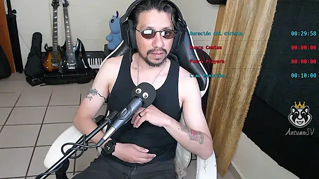 Snapshot of AntuanSV chatting on March 16, 5:44 am AntuanSV online show from March 16, 5:44 am