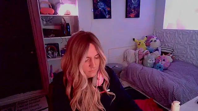 Moongirl117 online show from March 18, 5:27 pm