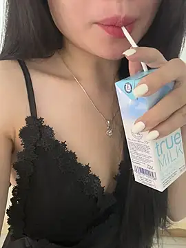 Snapshot of Tinn_tin chatting on June 17, 9:12 am Tinn tin online show from June 17, 9:12 am