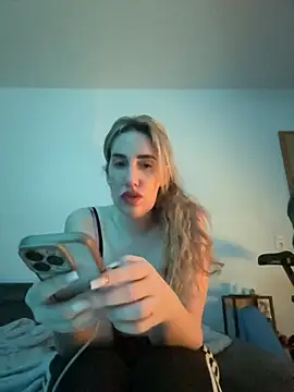 JuliaPrivat online show from March 4, 9:10 pm