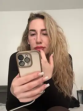 JuliaPrivat online show from March 6, 10:45 am