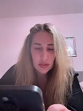 JuliaPrivat online show from March 11, 9:32 pm