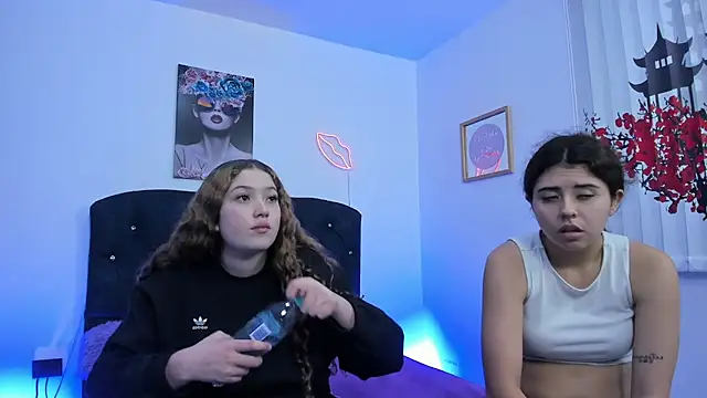valeria and zoe online show from March 19, 4:00 pm