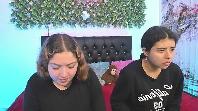 valeria and zoe online show from April 28, 2:00 pm