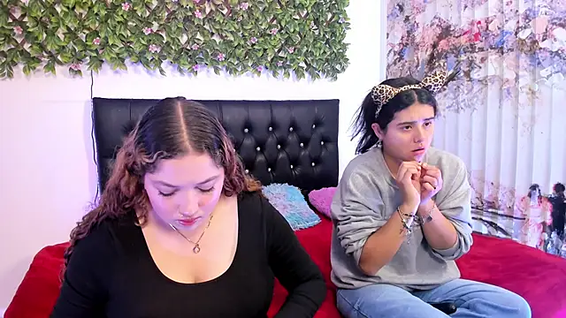 Snapshot of valeria_and_zoe chatting on May 21, 2:02 pm valeria and zoe online show from May 21, 2:02 pm
