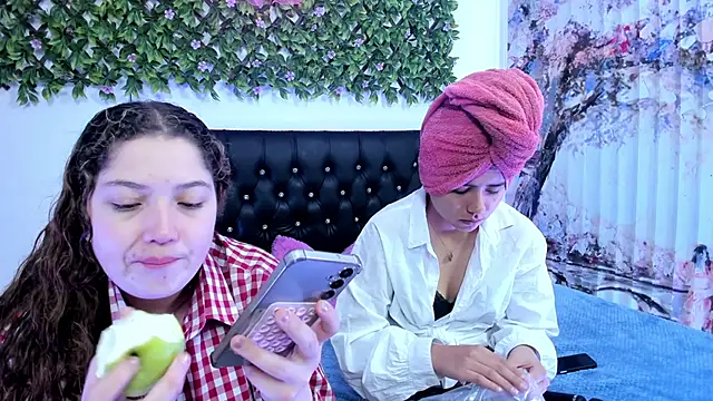 Snapshot of valeria_and_zoe chatting on May 25, 2:12 pm valeria and zoe online show from May 25, 2:12 pm