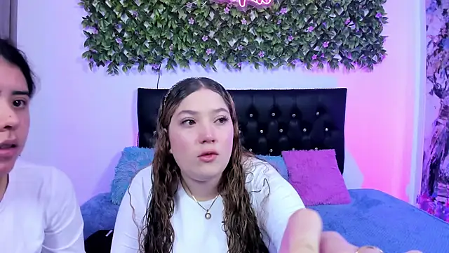 Snapshot of valeria_and_zoe chatting on May 29, 2:04 pm valeria and zoe online show from May 29, 2:04 pm