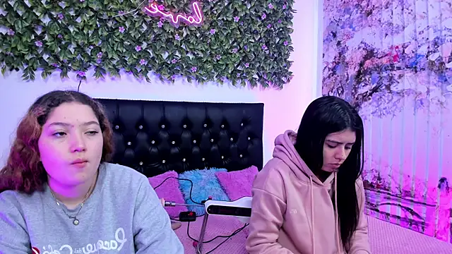 Snapshot of valeria_and_zoe chatting on June 4, 2:12 pm valeria and zoe online show from June 4, 2:12 pm