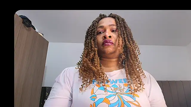 Snapshot of luxy_benet chatting on June 4, 8:31 am luxy benet online show from June 4, 8:31 am