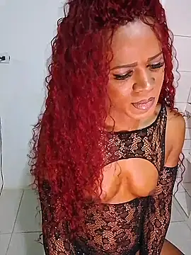 HonneyVictoria online show from July 6, 9:39 pm