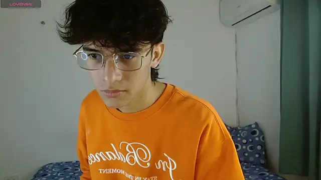 noah millerx online show from May 3, 3:56 am
