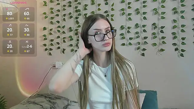 Snapshot of EllieRough chatting on June 23, 4:43 am EllieRough online show from June 23, 4:43 am