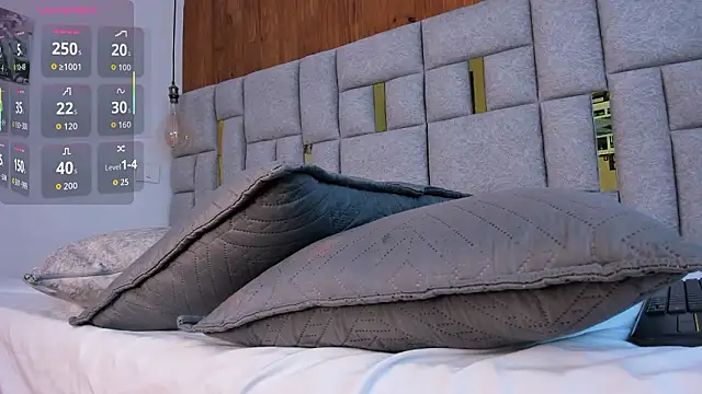 camilaa smith  online show from March 12, 7:31 pm