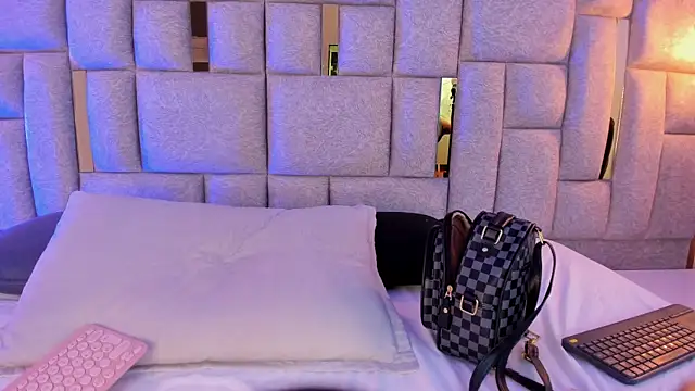 camilaa smith  online show from July 27, 7:32 pm
