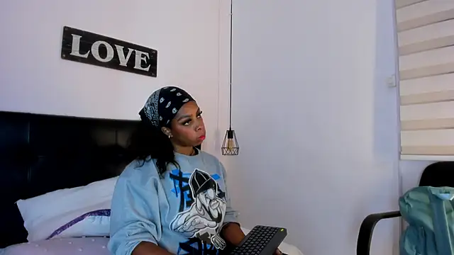 Snapshot of KatallelaMurillo chatting on June 10, 12:15 pm KatallelaMurillo online show from June 10, 12:15 pm
