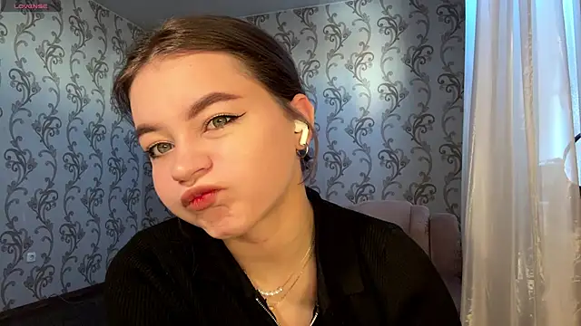 Snapshot of KarineDampy chatting on March 10, 8:08 am KarineDampy online show from March 10, 8:08 am