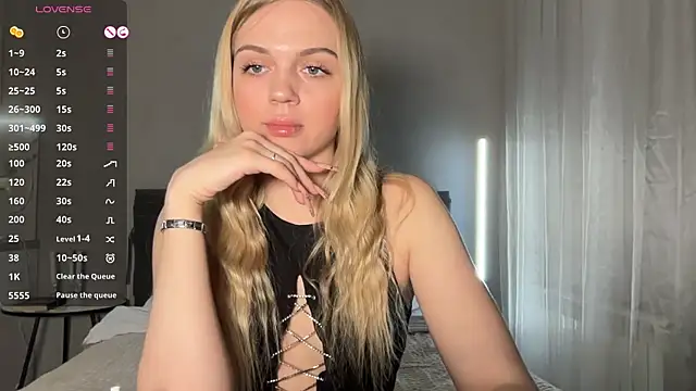 AlexaDeviliciouss online show from April 27, 3:10 pm