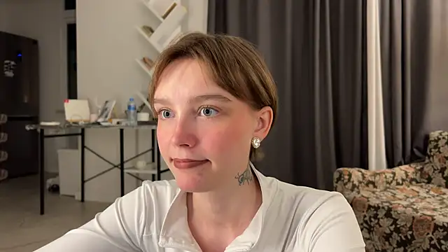 Snapshot of Lolatatee chatting on June 4, 5:19 pm Lolatatee online show from June 4, 5:19 pm