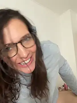 Snapshot of hollyharmd chatting on March 6, 4:31 am hollyharmd online show from March 6, 4:31 am