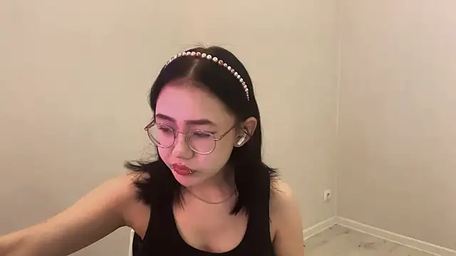 Snapshot of SolvedGlobe chatting on May 4, 1:07 pm SolvedGlobe online show from May 4, 1:07 pm