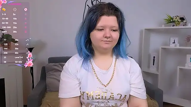 Snapshot of Lunaar_ chatting on May 6, 5:35 am Lunaar online show from May 6, 5:35 am