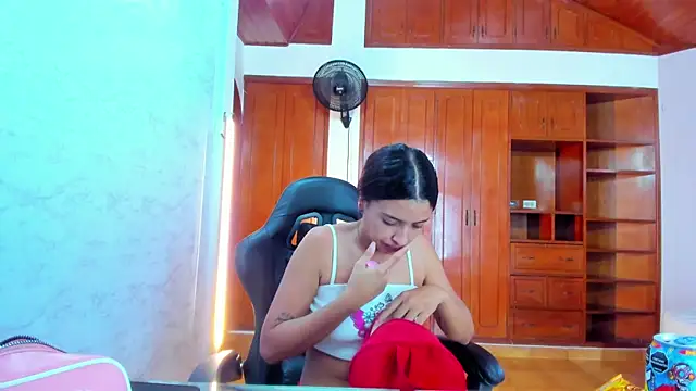Snapshot of lizzie_skinny chatting on July 6, 6:54 pm lizzie skinny online show from July 6, 6:54 pm