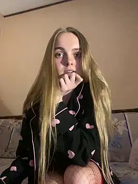 LunaVey online show from May 13, 6:16 pm