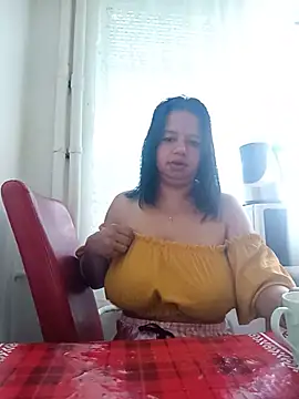 Snapshot of roxana_e43 chatting on June 9, 3:40 am roxana e43 online show from June 9, 3:40 am