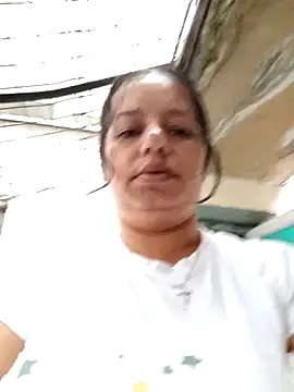 Snapshot of roxana_e43 chatting on June 23, 5:49 am roxana e43 online show from June 23, 5:49 am