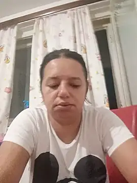 Snapshot of roxana_e43 chatting on July 21, 9:06 pm roxana e43 online show from July 21, 9:06 pm