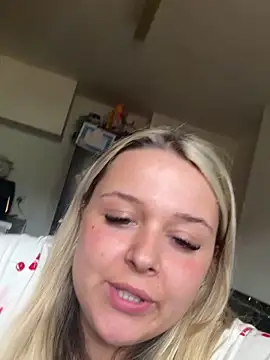 Snapshot of Goldieluxe chatting on March 31, 12:27 pm Goldieluxe online show from March 31, 12:27 pm