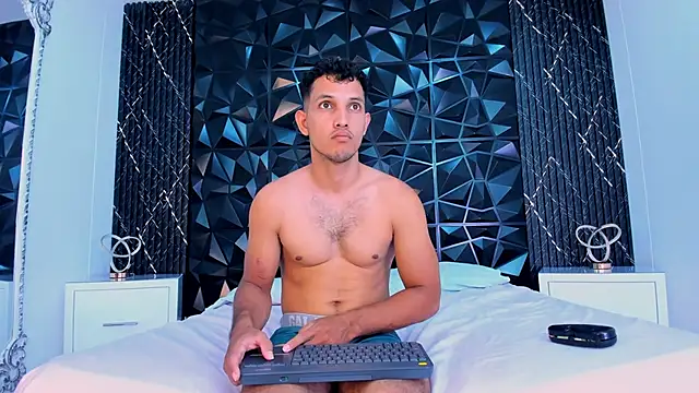 Snapshot of MaxiStanford chatting on March 5, 9:33 pm MaxiStanford online show from March 5, 9:33 pm