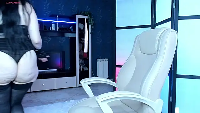 Snapshot of Lucky_Milf chatting on June 18, 12:42 pm Lucky Milf online show from June 18, 12:42 pm